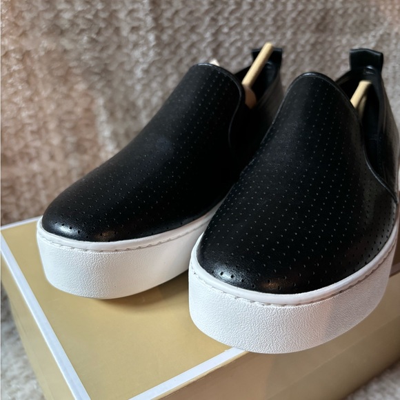 Brandnew Michaels Kors black Slip on shoes - Picture 2 of 4